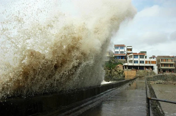 Ondas Grandes Causadas Pelo Tufão Sinlaku Atingiu Costa Aldeia Xiaoruo — Fotografia de Stock