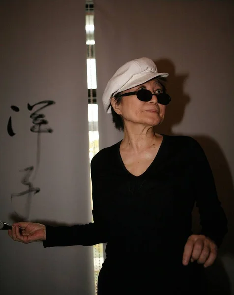 Йоко Пишет Свое Имя Китайской Каллиграфии Время Пресс Конференции Посвященной — стоковое фото
