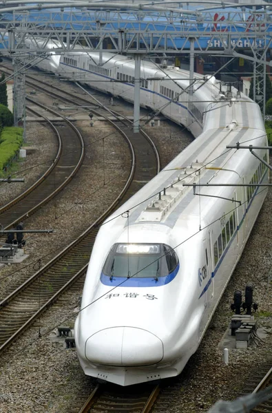 Pociąg Bullet Crh China Railway High Speed Pozostawia Dworca Kolejowego — Zdjęcie stockowe