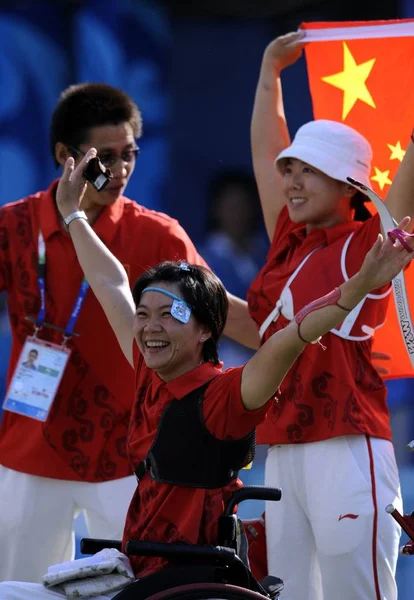 Chinas Bueskytter Fejre Efter Have Vundet Guldmedalje Bueskydning Womens Team - Stock-foto