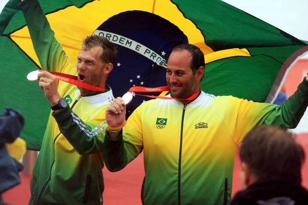 메달리스트 Robert Scheidt 브라질의 브루노 프라다 칭다오 올림픽 세일링 센터에서 — 스톡 사진