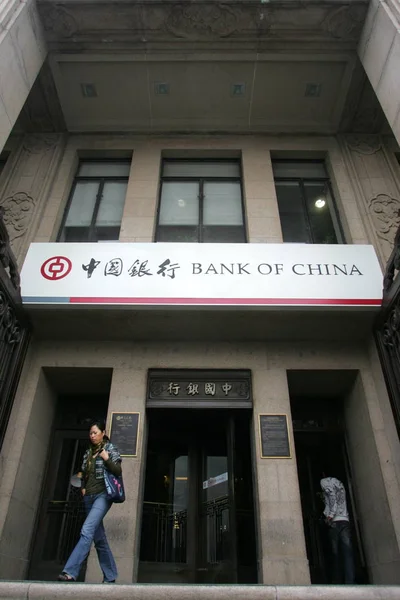 Una Mujer China Sale Una Sucursal Del Banco China Boc — Foto de Stock