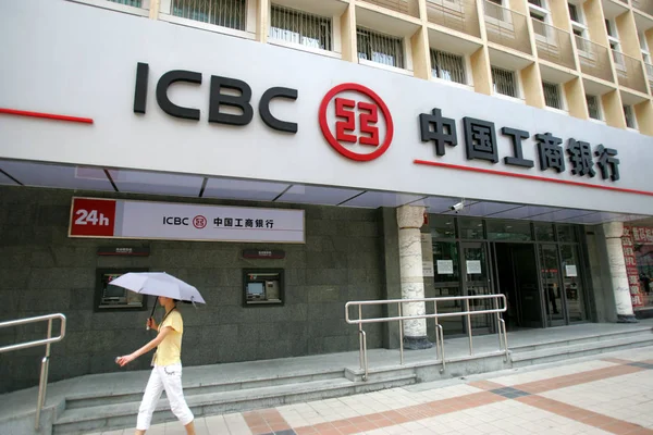File Китайська Жінка Проходить Повз Філію Icbc Промисловий Комерційний Банк — стокове фото