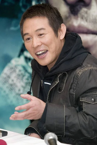 2月6日 中国演员李连杰在电影 首映前举行的新闻发布会上摆姿势 — 图库照片