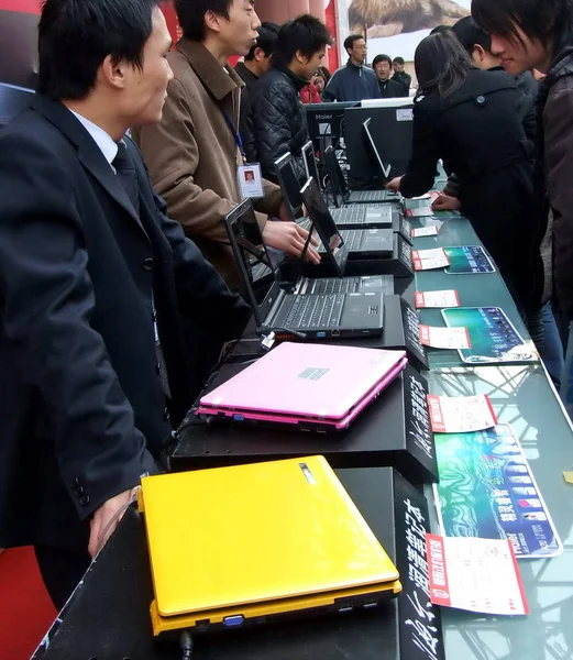 File Clientes Olham Para Laptops Xangai Março 2008 — Fotografia de Stock
