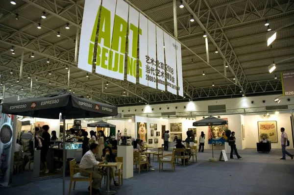 Visitatori Guardano Opere Durante Fiera Arte Contemporanea Art Beijing 2008 — Foto Stock