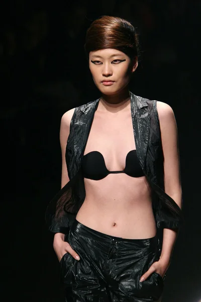 Malliparaateja Kiinalaisen Muotisuunnittelijan Zou Youn Luomusten Esittelemiseksi Kiinan Muotinäytöksessä 2009 — kuvapankkivalokuva