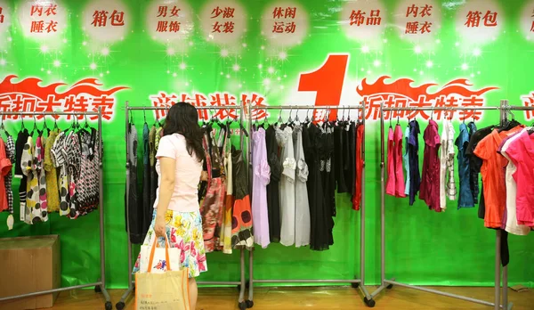 2008年8月8日 上海の部署で洋服を購入する — ストック写真