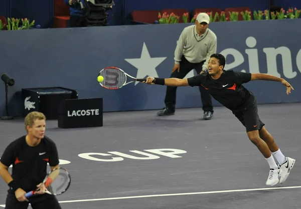 インドのマヘシュ ブパシ バハマのマーク ノウルズは ウルグアイのパブロ クエバスに対抗し ダブルスでペルーのルイス オルナ一致 Atp テニス — ストック写真