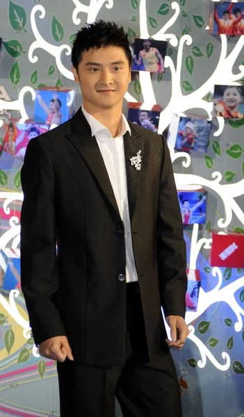 2008年11月21日 中国前跳水冠军田亮在北京举行的 8年中国十大受益奖颁奖仪式前 在红毯上摆姿势 — 图库照片
