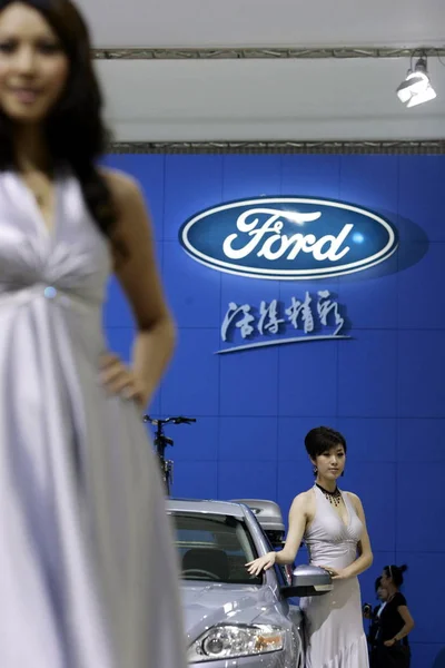 Модели Позируют Автомобилями Стенде Ford Международной Автомобильной Выставке Китая Гуанчжоу — стоковое фото