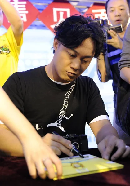 Hongkong Zanger Eason Chan Tekent Voor Zijn Fans Tijdens Een — Stockfoto