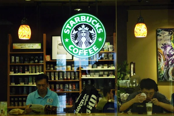 Клиенты Пьют Кофе Кафе Starbucks Пекине Августа 2008 — стоковое фото