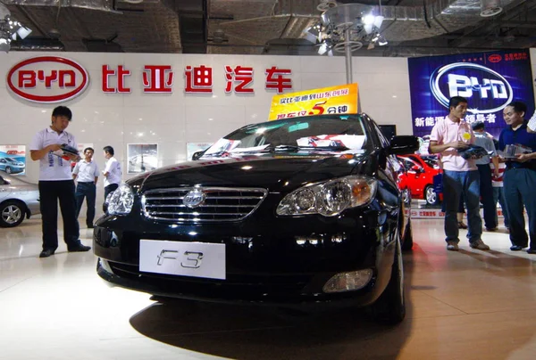 Látogatók Nézd Meg Byd Egy Autószalonon Jinan Város Keleti Chinas — Stock Fotó