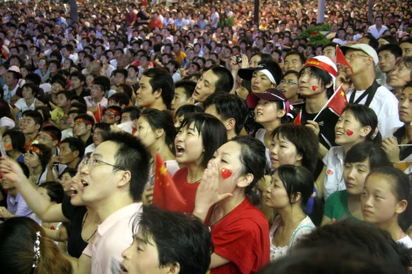 Multitud Chinos Observan Ceremonia Apertura Los Juegos Olímpicos Beijing 2008 —  Fotos de Stock