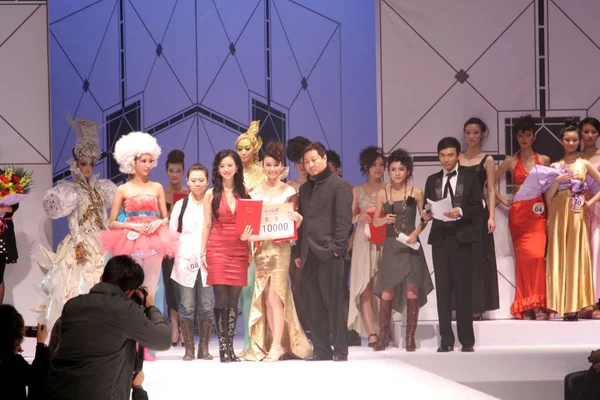Trzech Konkurentów Przyznawane Pokazie Mody Kosmetycznych Przez Młodych Chińskich Projektantów — Zdjęcie stockowe