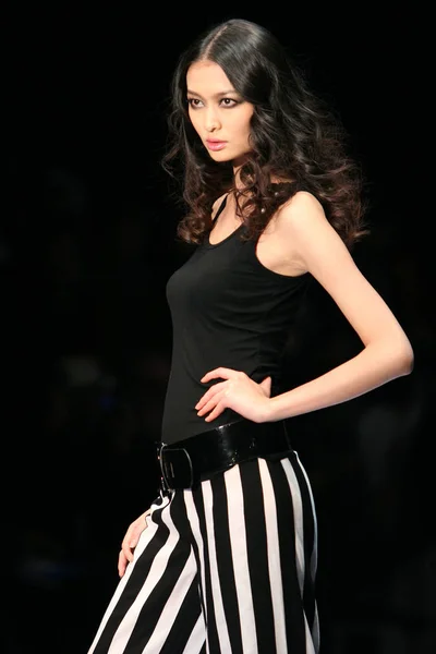 모델은 2009 베이징에서 2008 디자이너 Feier 퍼레이드 — 스톡 사진