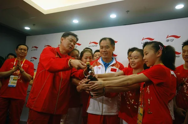 Колишня Китайська Олімпійська Чемпіонка Гімнастики Нін Відкриває Пляшку Шампанського Членами — стокове фото