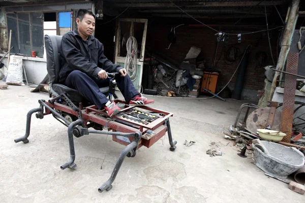Fermier Chinois Yulu Ans Conduit Ses Robots Dans Cour Maison — Photo