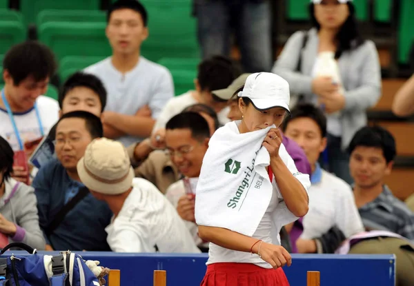 中国の沿 火曜日 2008 日北京 中国オープン 2008 年の女子シングルスのテニスの試合で 日本杉山によって敗北させた後汗拭き取り — ストック写真
