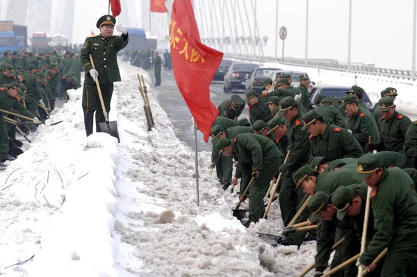 Chinesische Soldaten Fegen Schnee Auf Der Brücke Des Yangtse Flusses — Stockfoto