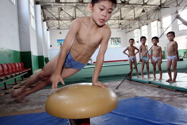 Chinese Boy Practises Pommel Horse His Teammates Look Aside Training — Stock Photo, Image