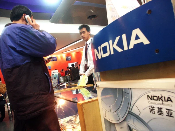Chinese Customer Buys Nokia Mobile Phones Store Guangzhou South Chinas — Stock Photo, Image