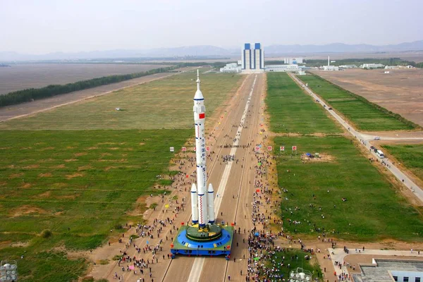 中国航空科学者や労働者の移動 月長い 宇宙ロケット Caryying Shenzhou Vii 北西中国甘粛省の酒泉衛星発射センターで発射する最終組立工場から宇宙船 — ストック写真