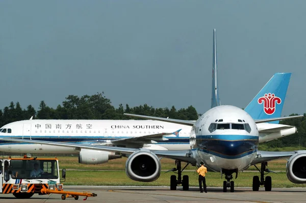 Tekintettel China Southern Airlines Repülők Egy Repülőtéren Changsha Közép Chinas — Stock Fotó