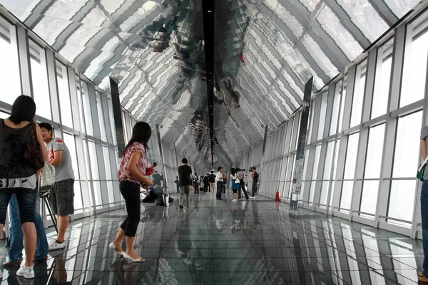 Visitantes Visitam Plataforma Observação Centro Financeiro Mundial Xangai Xangai Agosto — Fotografia de Stock