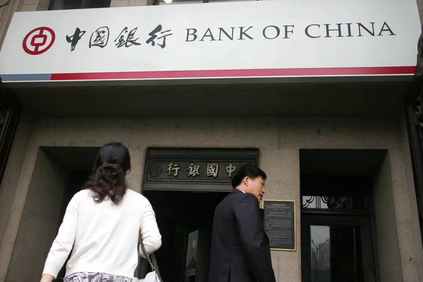 Ciudadanos Chinos Locales Pasan Por Una Sucursal Del Banco China — Foto de Stock