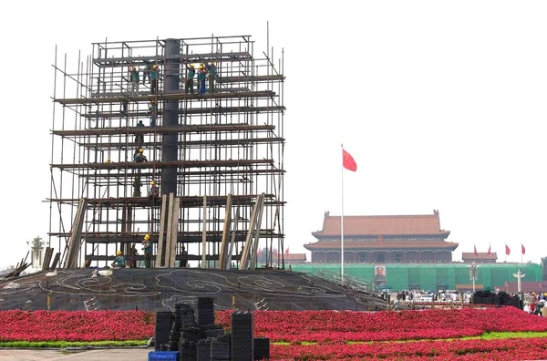Des Travailleurs Chinois Construisent Des Échafaudages Pour Ériger Grand Emblème — Photo