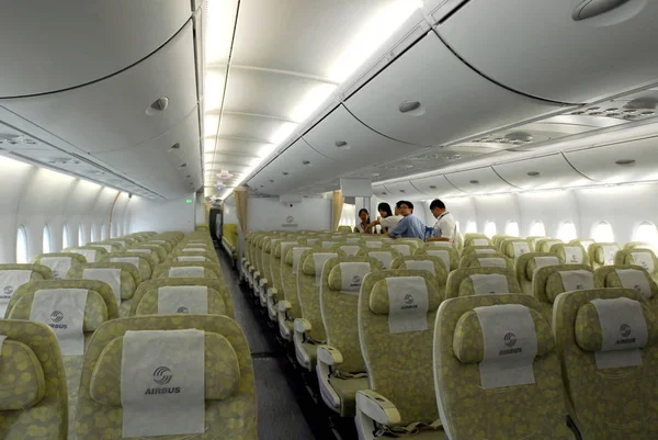 Los Visitantes Chinos Miran Interior Airbus A380 Aeropuerto Internacional Guangzhou — Foto de Stock