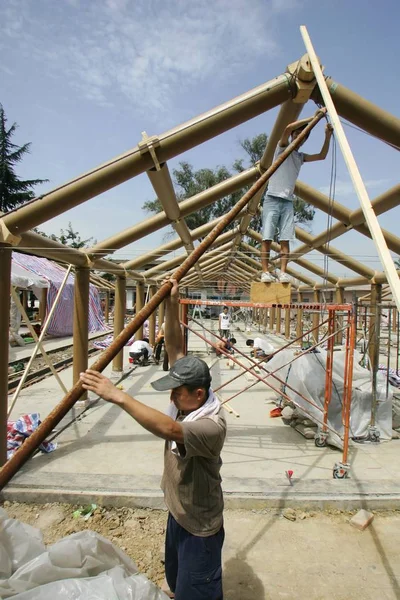 Chinesische Freiwillige Bauen Eine Provisorische Unterkunft Für Klassenzimmer Der Vom — Stockfoto