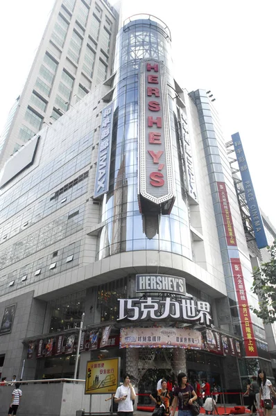 Des Citoyens Chinois Passent Devant Premier Magasin Chinois Hersheys Shanghai — Photo