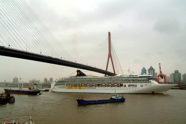 Luxus Kreuzfahrtschiff Star Leo Fährt Unter Der Yangpu Brücke Auf — Stockfoto