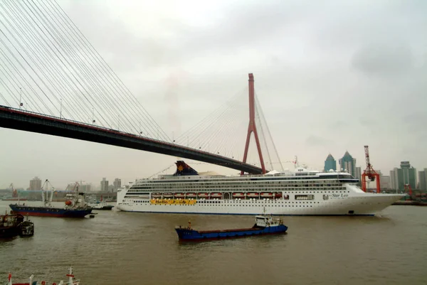 Crucero Lujo Star Leo Pasa Bajo Puente Yangpu Río Huangpu —  Fotos de Stock