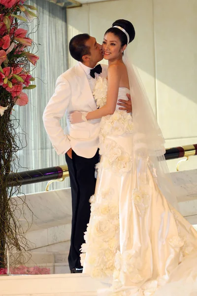 香港歌手兼女演员陈凯丽 于2008年10月2日在香港举行的婚礼上被丈夫刘锦洪亲吻 — 图库照片