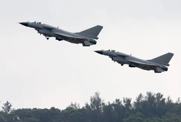 Zwei Kampfflugzeuge Treten Während Einer Flugshow Auf Der Chinesischen Luft — Stockfoto