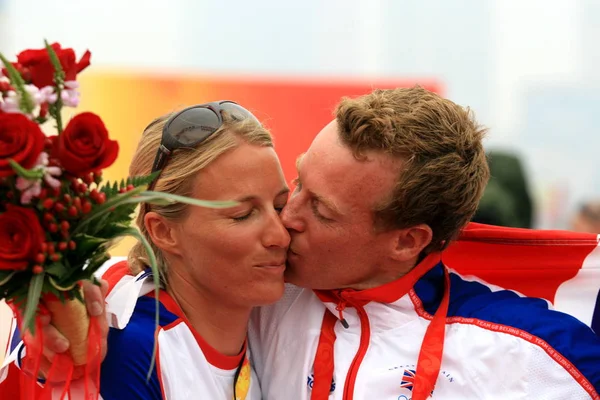 Medallista Oro Los Británicos Paul Goodison Besa Novia Durante Ceremonia —  Fotos de Stock