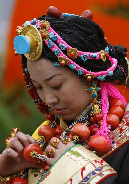 Тибетська Жінка Показує Набір Тибетських Одяг Пекіні Жовтня 2007 — стокове фото