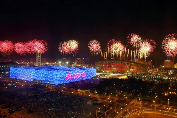 Fyrverkerier Explodera Över National Stadium Birds Nest Och National Aquatic — Stockfoto