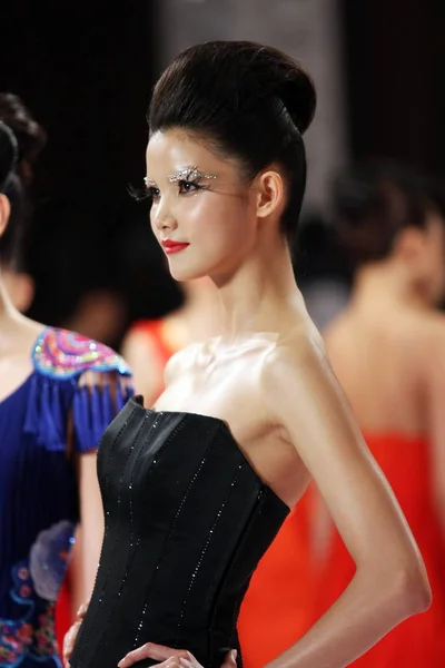 Model Parades Fashion Show Chinese Fashion House Tiger China Fashion — Stock Photo, Image