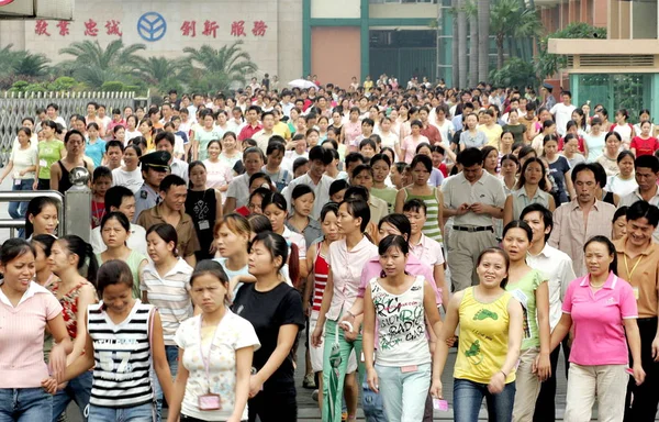 Multidões Trabalhadores Fábrica Deixam Fábrica Yue Yuen Industrial Holdings Limited — Fotografia de Stock