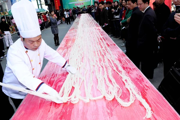 Ein Chinesischer Koch Zieht 420 Meter Lange Reisnudeln Von Einem — Stockfoto