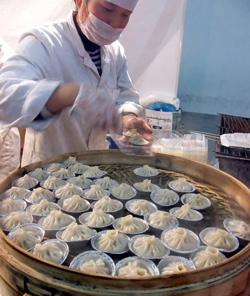 Chef Hace Xiaolongbao Durante Una Exposición Gastronómica Shanghai Noviembre 2008 —  Fotos de Stock