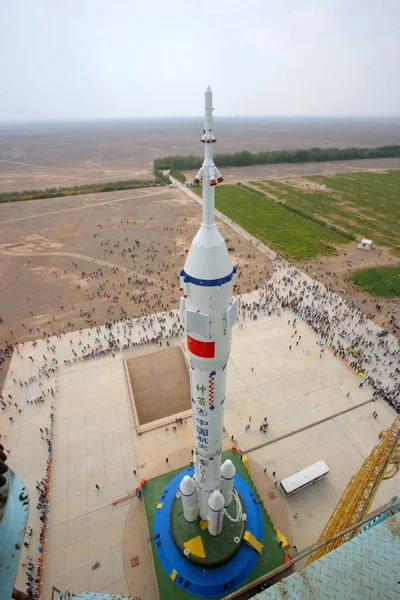 中国航空科学者や労働者を修正 月長い 宇宙ロケット Caryying Shenzhou Vii は有人宇宙船北西中国甘粛省 2008 日に酒泉衛星発射センターで発射台の上 — ストック写真