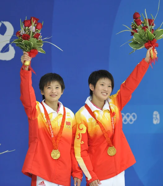 2008年8月12日 在北京奥运会上 中国陈若林 和王鑫在北京奥运会女子10米跳台跳水比赛中获胜后向观众致意 — 图库照片