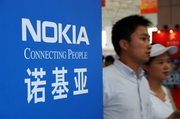 Κινέζοι Επισκέπτες Περπατούν Μια Διαφήμιση Της Nokia Κατά Διάρκεια Μιας — Φωτογραφία Αρχείου