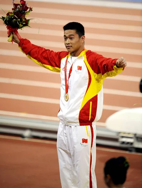 郭偉は中国を祝うのメンズ ジャベリン F35 月曜日 2008 北京の鳥の巣と呼ばれる 国立競技場で 2008 年の北京パラリン ピック大会の金目たるを獲得した後 — ストック写真